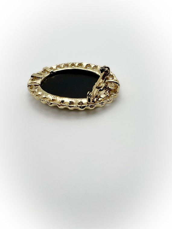 Vintage Black Oval Cabochon Brooch in Gold Tone M… - image 6