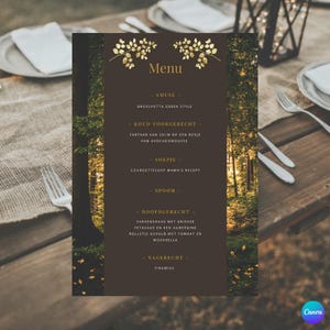 Op de afbeelding: Een menukaart met een donkerbruine achtergrond en een boslandschap aan de zijkanten. Het menu bevat gerechten als Bruschetta, Courgettesoep en Tiramisu. Goudkleurige accenten en het woord "Menu" staan bovenaan.