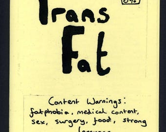 Può includere: Un foglio di carta giallo con le parole "Trans Fat" in grandi lettere nere scritte a mano. L'angolo in alto a destra ha un piccolo riquadro con "O2" e "0%". Sotto, elenca gli avvisi sui contenuti: fatfobia, contenuti medici, sesso, chirurgia, cibo e linguaggio forte.