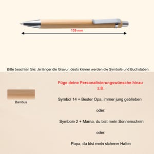 Może przedstawiać: Pi&oacute;ro bambusowe z srebrnym klipsem i srebrną końc&oacute;wką. Pi&oacute;ro ma 139 mm długości. Tekst na obrazku brzmi: "Uwaga: Im dłuższy grawer, tym mniejsze będą symbole i litery. Dodaj swoje życzenia personalizacji, na przykład: Symbol 14 + Najlepszy Dziadek, zawsze młody duchem lub: Symbole 2 + Mama, jesteś moim słońcem lub: Tato, jesteś moim bezpiecznym portem."