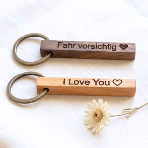 Holz Schlüsselanhänger Personalisiert mit Gravur, Mit Deinem Namen und Individueller Gravur, Perfekt als Geschenk