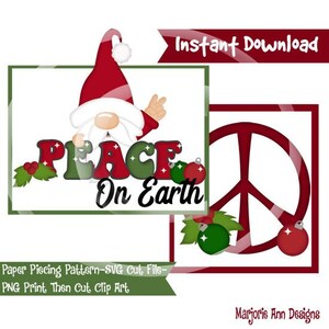Può includere: Un modello di carta digitale per ritagliare e incollare che presenta un gnomo natalizio che tiene un segno di pace con le parole "Peace on Earth". Il modello è disponibile come file di taglio SVG e file di clipart da stampare e ritagliare PNG.