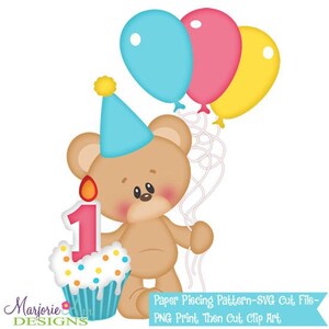 Può includere: Un orsacchiotto di peluche marrone con un cappello da festa blu tiene un mazzo di palloncini in una mano e un cupcake con una candela accesa che dice "1" nell'altra. I palloncini sono blu, rosa e gialli.