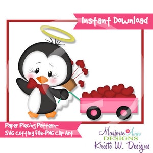 Può includere: Un pinguino dei cartoni animati con un papillon rosso e un'aureola, che tira un carrello rosso pieno di cuori rossi. Il carrello ha ruote nere e una cassa rosa. L'immagine include il testo "Download immediato", "Modello di patchwork di carta - File di taglio SVG - Clip art PNG", "Marjorie Ann Designs" e "Kristi W. Designs".