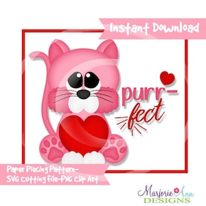 Puede incluir: Un gato de dibujos animados rosa sosteniendo un corazón rojo, con las palabras "purr-fect" en escritura roja. La imagen incluye el texto "Descarga instantánea" y "Patrón de Paper Piecing - Archivo de corte SVG - Clip Art PNG". El diseño está dentro de un cuadrado rojo.