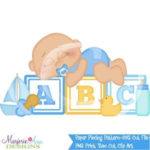 Könnte beinhalten: Eine Cartoon-Illustration mit einem schlafenden Baby in blauer Windel und Schnuller, das auf ABC-Blöcken ruht. Ein Segelboot, ein Schnuller, eine Quietscheente und eine Babyflasche sind ebenfalls enthalten. Der Text lautet "Paper Piecing Pattern-SVG Cut File-PNG Print Then Cut Clip Art."