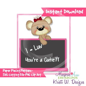 Può includere: Un'illustrazione digitale di un orsacchiotto marrone con un fiocco rosso, che tiene una lavagna rosa con il testo "I-Luv You're a Cutieㅠ".