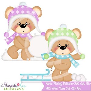 Peut inclure: Deux ours en peluche bruns portant des bonnets et des écharpes d'hiver. L'ours à gauche porte un bonnet et une écharpe violets et blancs, et tient une boule de neige blanche. L'ours à droite porte un bonnet et une écharpe verts et blancs. Les ours sont debout sur un fond blanc.