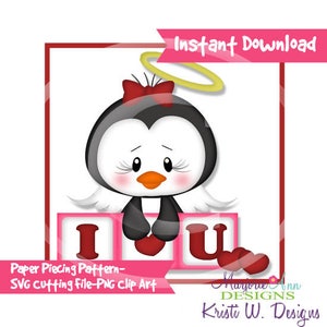 Può includere: Un modello di paper piecing digitale con un pinguino che indossa un fiocco rosso e un'aureola, tiene un cuore e siede su blocchi che compongono la scritta "I U".