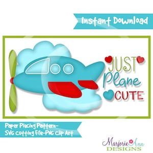 Puede incluir: Un avión azul con alas rojas y una hélice verde, rodeado de nubes blancas. El texto "JUST Plane CUTE" está escrito en rojo, blanco y verde con corazones.