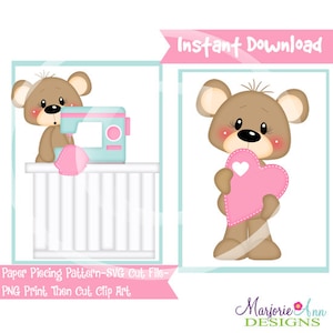 Può includere: Un modello di patchwork digitale con un orso marrone che cuce un cuore rosa. Il modello è disponibile come file di taglio SVG e come file di stampa e taglio PNG. Il testo "Download immediato" è visualizzato su uno striscione rosa nella parte superiore dell'immagine.