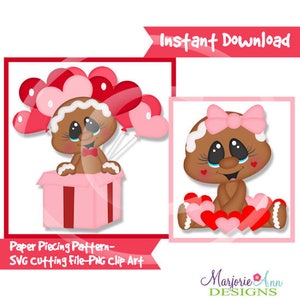 Puede incluir: Una persona de jengibre con un lazo rosa y glaseado sosteniendo un ramo de globos rojos y rosados en forma de corazón. La persona de jengibre está sentada en una caja de regalo rosa con una cinta roja. La imagen incluye el texto "Descarga instantánea" y "Patrón de piezas de papel - Archivo de corte SVG - Clip art PNG".
