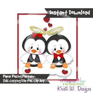 Puede incluir: Dos pingüinos con halos y lazos rojos, con corazones flotando sobre ellos. Los pingüinos están sentados en una nube con un corazón rojo en primer plano. La imagen está etiquetada como "Paper Piecing Pattern - SVG cutting File-PNG Clip Art" y "Marjorie Ann Designs Kristi W. Designs".