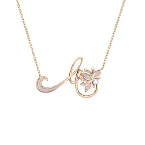 Collar con la letra M, loto y diamante: colgante inicial en oro de 14 quilates para mujer, joya de esmalte blanco, regalo personalizado para ella.