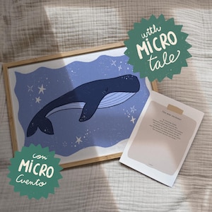 Puede incluir: Una impresión artística enmarcada con una ilustración de ballena azul sobre un fondo azul estrellado, en un marco de madera clara. Una tarjeta con texto está al lado del marco. La imagen incluye el texto "with MICRO tale" y "con MICRO cuento".