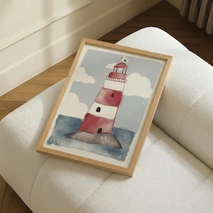 Puede incluir: Una pintura de acuarela enmarcada de un faro. El faro es rojo y blanco, con un pequeño pájaro en la parte superior. Está situado contra un cielo azul con nubes blancas y agua azul. El marco es de madera clara.