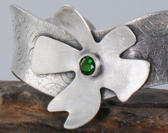 Flower Cuff Bracelet, Silver Flower Bracelet, Green Stone Silver Cuff, Emerald Green Cuff Bracelet, Eco Friendly Jewelry