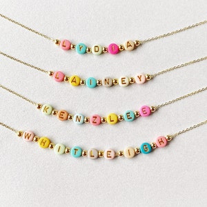 Collier prénom avec perles de couleurs vives, Collier prénom personnalisé fille, Collier prénom en perles de roche, Perles prénom en or délicates, Bijoux pour enfants, Cadeau de Noël image 1