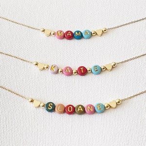 Collier prénom en perles colorées, collier maman, cadeau pour maman, perles prénom en or délicates, cadeau pour fille, cadeau grand-mère, tour de cou en perles de couleur image 5
