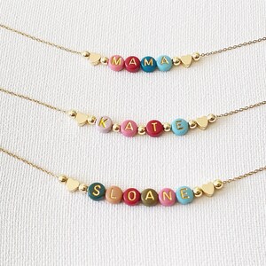 Collier prénom en perles colorées, collier maman, cadeau pour maman, perles prénom en or délicates, cadeau pour fille, cadeau grand-mère, tour de cou en perles de couleur image 4