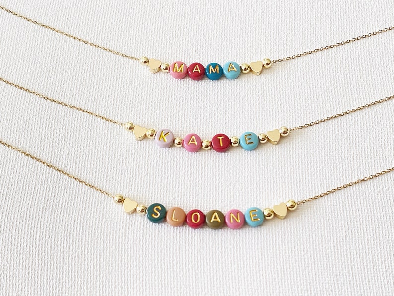 Collier prénom en perles colorées, collier maman, cadeau pour maman, perles prénom en or délicates, cadeau pour fille, cadeau grand-mère, tour de cou en perles de couleur image 4