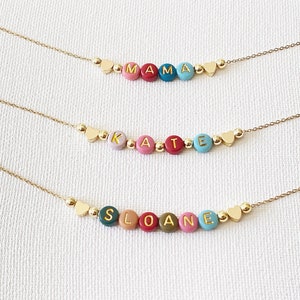 Collier prénom en perles colorées, collier maman, cadeau pour maman, perles prénom en or délicates, cadeau pour fille, cadeau grand-mère, tour de cou en perles de couleur image 6