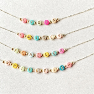 Collier prénom avec perles de couleurs vives, Collier prénom personnalisé fille, Collier prénom en perles de roche, Perles prénom en or délicates, Bijoux pour enfants, Cadeau de Noël image 3