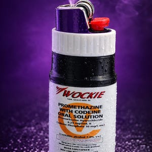 Puede incluir: Una botella de "Wockie" Prometazina con Codeína, solución oral, con una etiqueta morada y blanca. La botella está coronada con un encendedor morado, con humo que se eleva. La etiqueta incluye el texto "NET: 1 Pint (473 ml)".