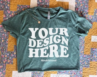 Mockup di Next Level 5080, mockup di top corto per festival, mockup di Next Level Flat Lay, mockup di lifestyle di persone reali, mockup Boho, T-shirt Next Level