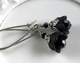 Reine de la nuit, Boucles d'oreilles tulipe noire, Boucles d'oreilles fleur noire, Petites boucles d'oreilles, Boucles d'oreilles minimalistes