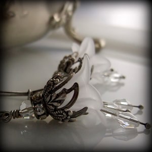White Flower Earrings, Bridal Jewelry, Vintage Style, Victorian Style, Silver Crystal