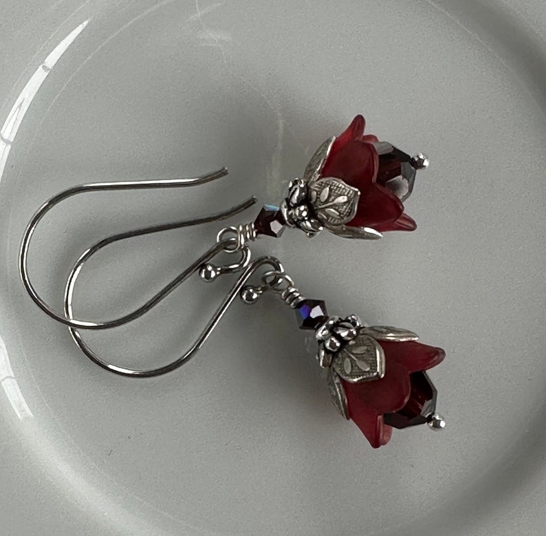 Petites boucles d'oreilles fleur grenat, Anniversaire de janvier, Cristal Swarovski, Mariage d'hiver, Boucles d'oreilles de demoiselles d'honneur, Saint-Valentin image 6