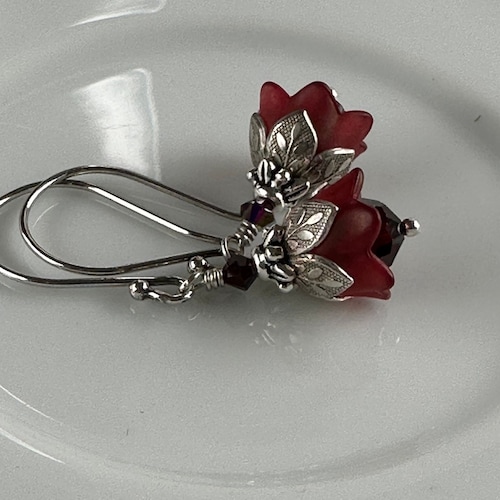 Petites boucles d'oreilles fleur grenat, Anniversaire de janvier, Cristal Swarovski, Mariage d'hiver, Boucles d'oreilles de demoiselles d'honneur, Saint-Valentin