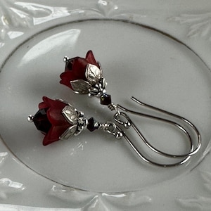 Tiny Garnet Flower Earrings, January Birthday, Swarovski Crystal, Winter Wedding, Bridesmaids Earrings, Valentines Day Bild 3