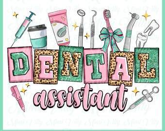 Op de afbeelding: Een roze en groen digitaal ontwerp met de woorden "DENTAL ASSISTANT" in roze letters op een luipaardprint achtergrond. Het ontwerp bevat verschillende tandheelkundige instrumenten, waaronder een spuit, een tandenborstel, een tandenstoker en een tandspiegel.
