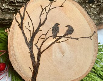 Adorno personalizado de rodaja de abedul con pájaros en la naturaleza