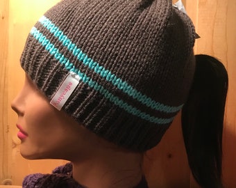 Donkergrijs en Dubbele Aqua Gestreepte Ponycap