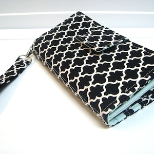 Cartera plegable alargada con sobre para efectivo para Dave Ramsey Budget System, con diseño enrejado en blanco y negro y forro color aguamarina.