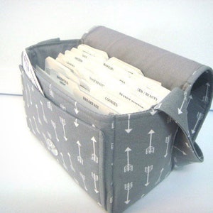 La grande boîte de rangement de coupons de 10 cm (4 po.) se fixe à votre panier Gris avec des flèches blanches - Sélectionnez votre taille