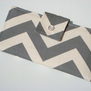BiFold Long Wallet Clutch /Cubierta de chequera - Chevron gris y neutro / Zig Zag
