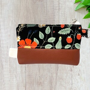 Petite pochette à fermeture éclair, porte-monnaie, porte-cartes, pochette pour bulles d'air, organiseur de sac à main, sac à bandoulière et bijoux Strawberry Fields Rifle Paper Co.