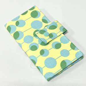 Funda de tela para chequera: Lunares Martini amarillo lima, diseño de Amy Butler