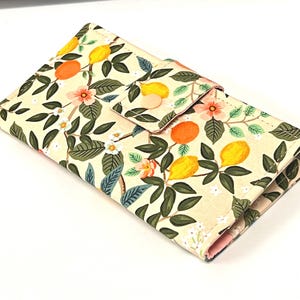 Protège-chéquier en tissu, porte-chéquier porte-monnaie, porte-coupons Bramble Citrus Grove Rifle Paper Co.