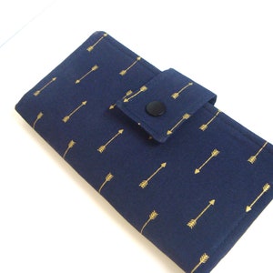 Couverture de chéquier en tissu bleu marine : impression flèches dorées, porte-coupons