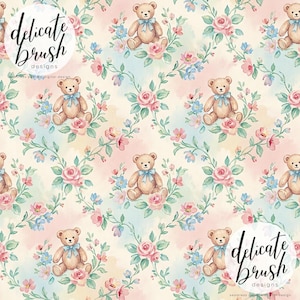 Könnte beinhalten: Wiederholendes Aquarellmuster mit Teddybären mit blauen Schleifen, rosa Rosen und blauen Blumen auf cremefarbenem Hintergrund. Das Design enthält den Text "delicate brush designs" in einem kreisförmigen Logo.