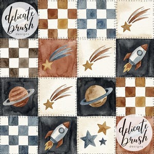 Peut inclure: Un motif patchwork à l'aquarelle avec des carrés représentant des planètes, des fusées, des étoiles et des motifs de damier dans des tons de marron, de bleu et de blanc. Le motif comprend le texte "delicate brush designs".