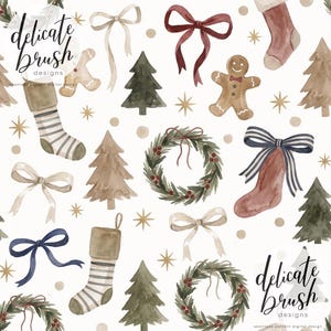Könnte beinhalten: Ein nahtloses digitales Muster mit Aquarellillustrationen von Weihnachtsstrümpfen, Lebkuchenmännern, Tannenbäumen, Kränzen mit roten Beeren und verschiedenen Schleifen in Braun-, Grün- und Blautönen sowie goldenen Sternen auf weißem Grund.