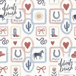 Peut inclure: Motif répété avec des bottes de cowboy, des fers à cheval avec le texte "good luck", des cactus, des cœurs, des nœuds et un soleil souriant, le tout encadré dans des bordures ornées. La palette de couleurs comprend des nuances de rose, de bleu et de marron sur fond crème.