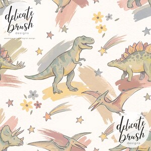 Könnte beinhalten: Nahtloses Aquarellmuster mit Dinosauriern, Sternen und Blumen in Pastelltönen. Das Design umfasst einen T-Rex, einen Stegosaurus und einen Pterodactylus. Der Text "delicate brush designs" ist ebenfalls sichtbar.