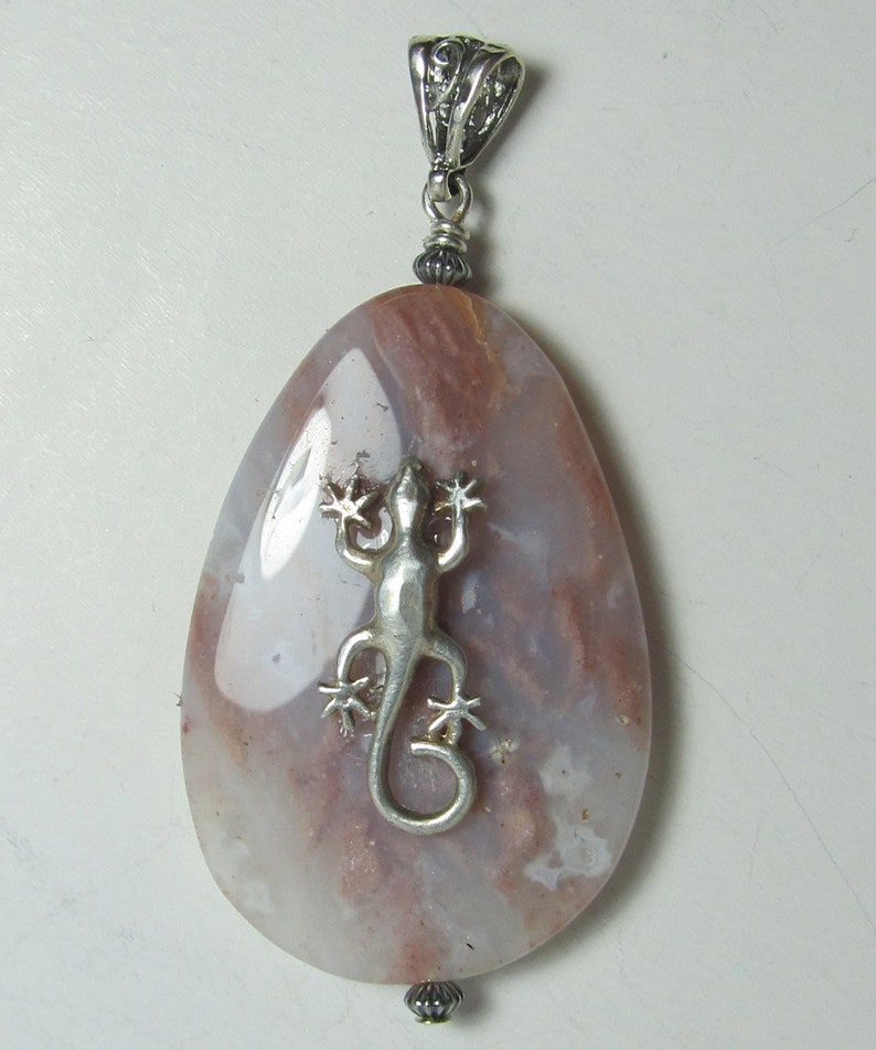 gekko on agate stone sterling silver pendant